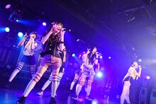 PiiiiiiiNとベイビーレイズJAPANによるコラボライブの様子。