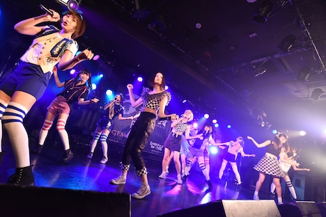 PiiiiiiiNとベイビーレイズJAPANによるコラボライブの様子。