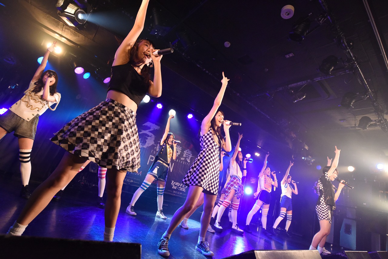 PiiiiiiiNとベイビーレイズJAPANによるコラボライブの様子。