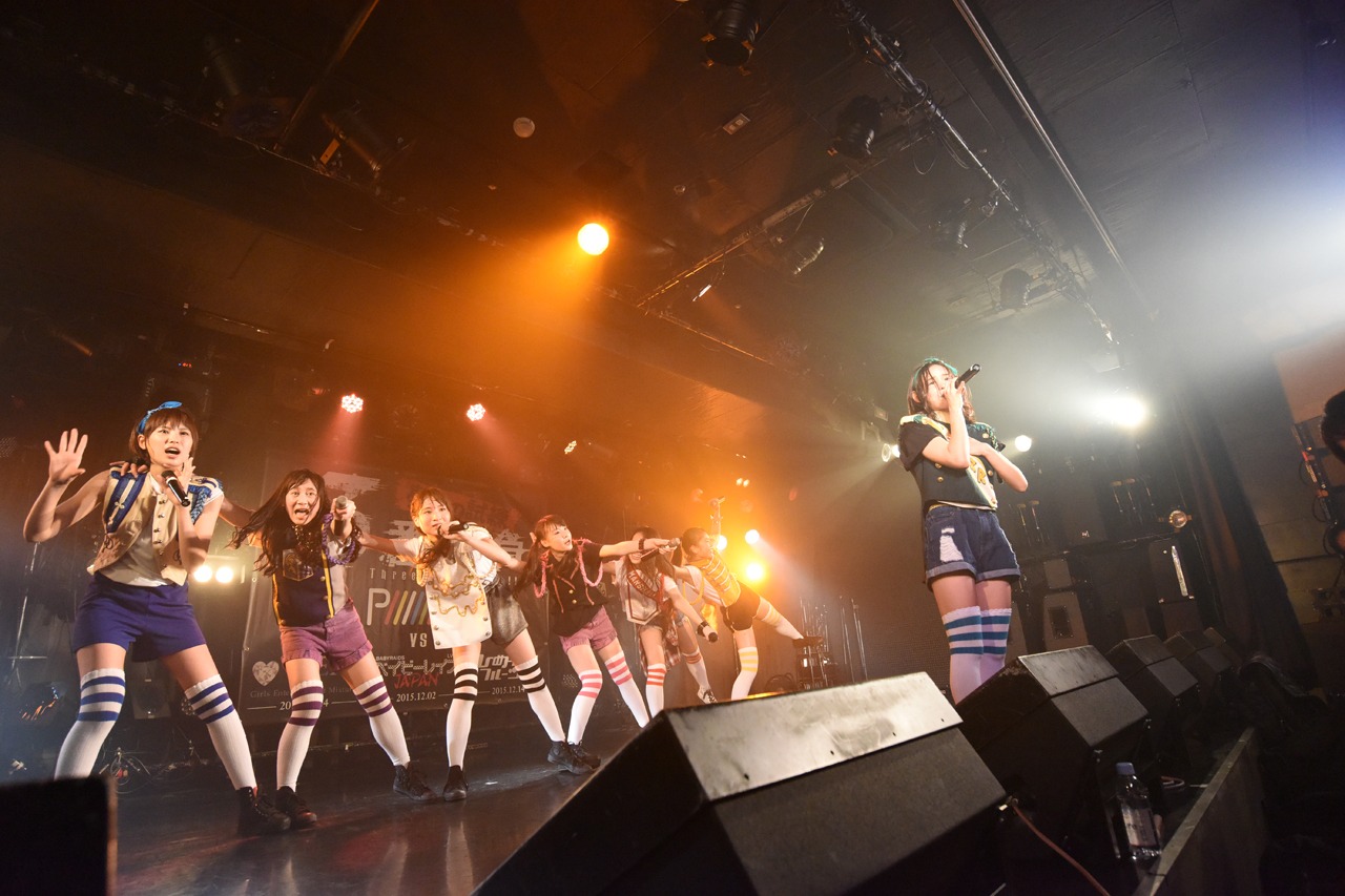 PiiiiiiiNによるライブの様子。