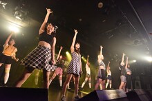 PiiiiiiiNとベイビーレイズJAPANによるコラボライブの様子。