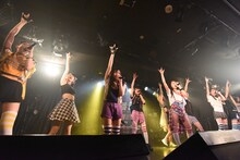 PiiiiiiiNとベイビーレイズJAPANによるコラボライブの様子。