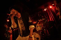 「little voice presents 黒猫といく類まれなツアー」の様子。（写真提供：ソニー・ミュージックレコーズ）