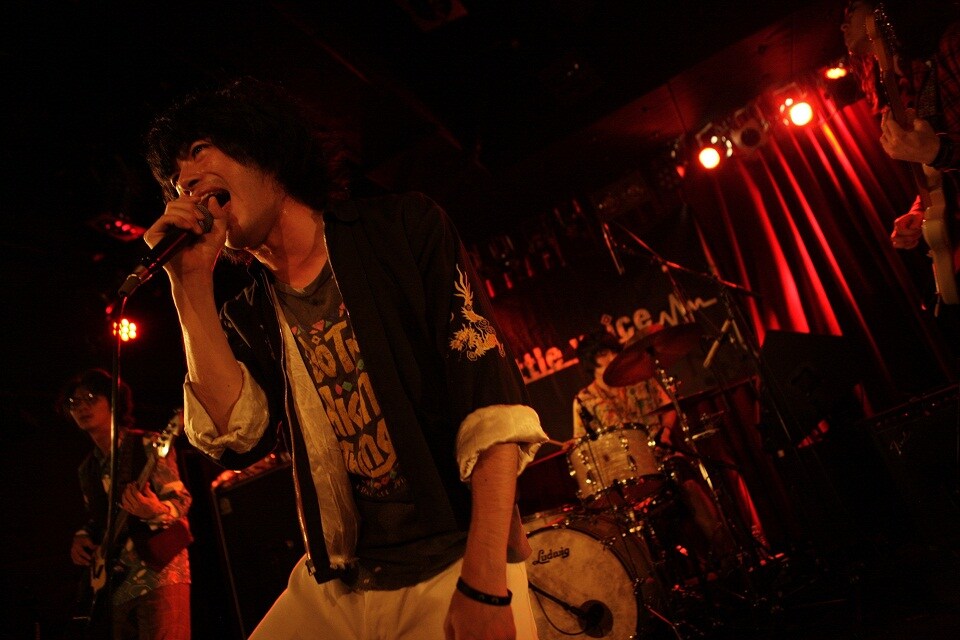 「little voice presents 黒猫といく類まれなツアー」の様子。（写真提供：ソニー・ミュージックレコーズ）