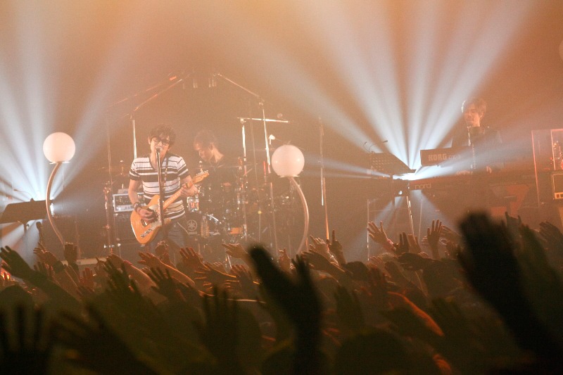 スガシカオ「SUGA SHIKAO LIVE TOUR 2015『THE LAST』」12月8日の大阪・Zepp Namba公演の様子。（写真提供：ビクターエンタテインメント）
