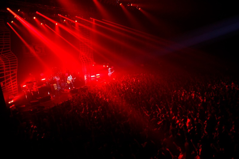 スガシカオ「SUGA SHIKAO LIVE TOUR 2015『THE LAST』」12月8日の大阪・Zepp Namba公演の様子。（写真提供：ビクターエンタテインメント）