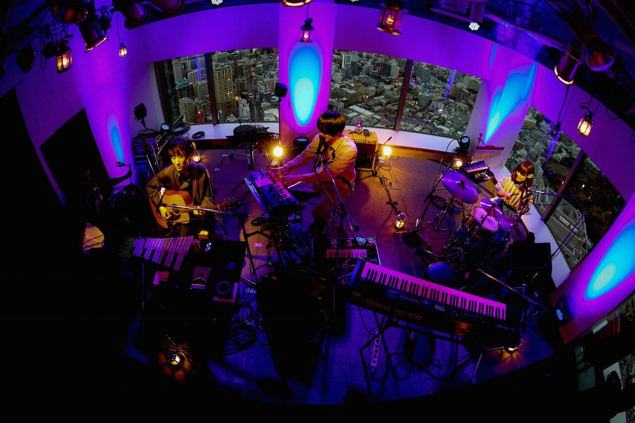 シナリオアート、夜景と溶け合う温かなアコースティックの夕べ