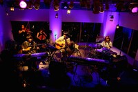 12月6日に東京・STUDIO38で行われたアコースティックライブ「[Chapter#8]」の様子。（Photo by Hajime Kamiiisaka）