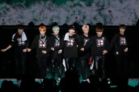 「2015 BTS LIVE <花様年華 on stage> ～Japan Edition～」神奈川・横浜アリーナ公演2日目の様子。（提供：ポニーキャニオン）