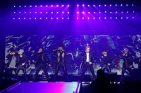 「2015 BTS LIVE <花様年華 on stage> ～Japan Edition～」神奈川・横浜アリーナ公演2日目の様子。（提供：ポニーキャニオン）