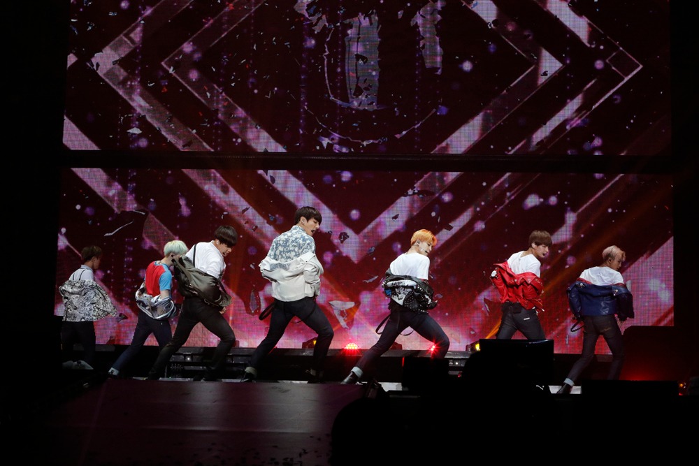 「2015 BTS LIVE <花様年華 on stage> ～Japan Edition～」神奈川・横浜アリーナ公演2日目の様子。（提供：ポニーキャニオン）