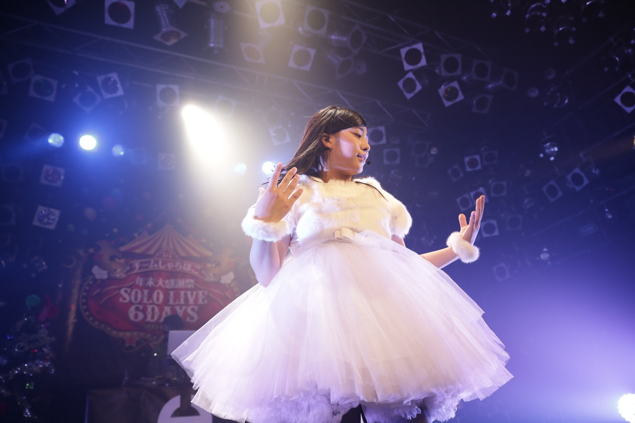 「年末大感謝祭ソロライブ6days坂本遥奈 ～HALTRA NAGOYA 2015～」の様子。（Photo by HIROKAZU）