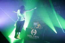 「年末大感謝祭ソロライブ6days坂本遥奈 ～HALTRA NAGOYA 2015～」の様子。（Photo by HIROKAZU）