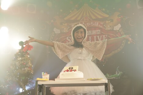 クリスマスケーキをデコレーションした坂本遥奈（チームしゃちほこ）。（Photo by HIROKAZU）
