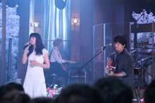 左より柴咲コウ、秦基博。 (c)フジテレビ