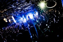 LAMP IN TERREN「THE FIRST ONE MAN TOUR "BLUESYARD ～landing probe tour 2015～"」東京・渋谷CLUB QUATTRO公演の様子。 （撮影：浜野カズシ）