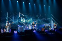 SCANDAL「SCANDAL ARENA TOUR 2015-16『PERFECT WORLD』」兵庫・ワールド記念ホール公演の様子。