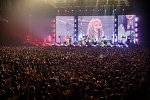 SCANDAL「SCANDAL ARENA TOUR 2015-16『PERFECT WORLD』」兵庫・ワールド記念ホール公演の様子。