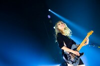 SCANDAL「SCANDAL ARENA TOUR 2015-16『PERFECT WORLD』」兵庫・ワールド記念ホール公演の様子。