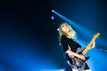 SCANDAL「SCANDAL ARENA TOUR 2015-16『PERFECT WORLD』」兵庫・ワールド記念ホール公演の様子。