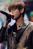 V（提供：ポニーキャニオン）