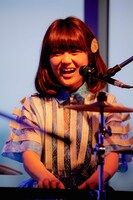 ハットリクミコ（Dr, Vo）（Photo by Hajime Kamiiisaka）