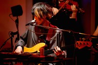 ヤマシタタカヒサ（B, Cho）（Photo by Hajime Kamiiisaka）