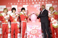 リーチ・マイケル主将（右から2番目）とDISH//。