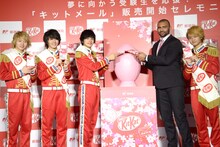 リーチ・マイケル主将（右から2番目）とDISH//。