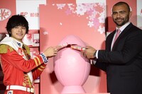 キットメールをポストに投函する（左から）TAKUMI、リーチ・マイケル主将。