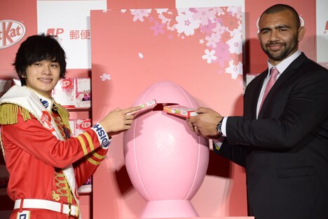 キットメールをポストに投函する(左から)TAKUMI、リーチ・マイケル主将。