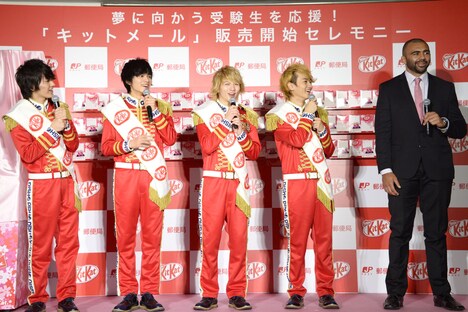 リーチ・マイケル主将(右)の話を聞くDISH//。