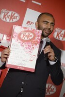 恩師へのキットメールを披露するリーチ・マイケル主将。