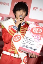 DISH//から受験生への応援メッセージを披露するTAKUMI。