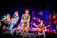 「長渕剛 10万人オールナイト・ライヴ 2015 in 富士山麓」の様子。（撮影：西岡浩記）