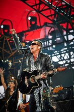 「長渕剛 10万人オールナイト・ライヴ 2015 in 富士山麓」の様子。（撮影：辻徹也）