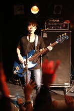 汐碇真也（B, Cho / Kidori Kidori）（Photo by Tetsuya Yamakawa）