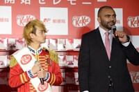 リーチ・マイケル主将（右）の話を聞くTo-i（左）。