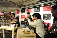 locofrank「トークショー＆サイン会」東京・HMV&BOOKS TOKYO公演の様子。