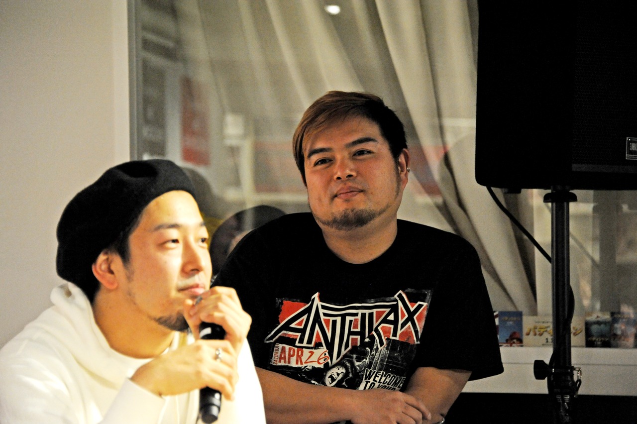 左からOVER ARM THROWの菊池信也（Vo, G）、寺本英司（Dr, Cho）。