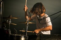 西村“コン”（Dr / きのこ帝国）（Photo by Hajime Kamiiisaka）