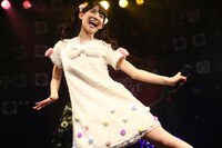 秋本帆華ソロ公演「夢の中のほのテル ～行ってみたいと思いませんか？fufufu♪～」の様子。（Photo by HIROKAZU）