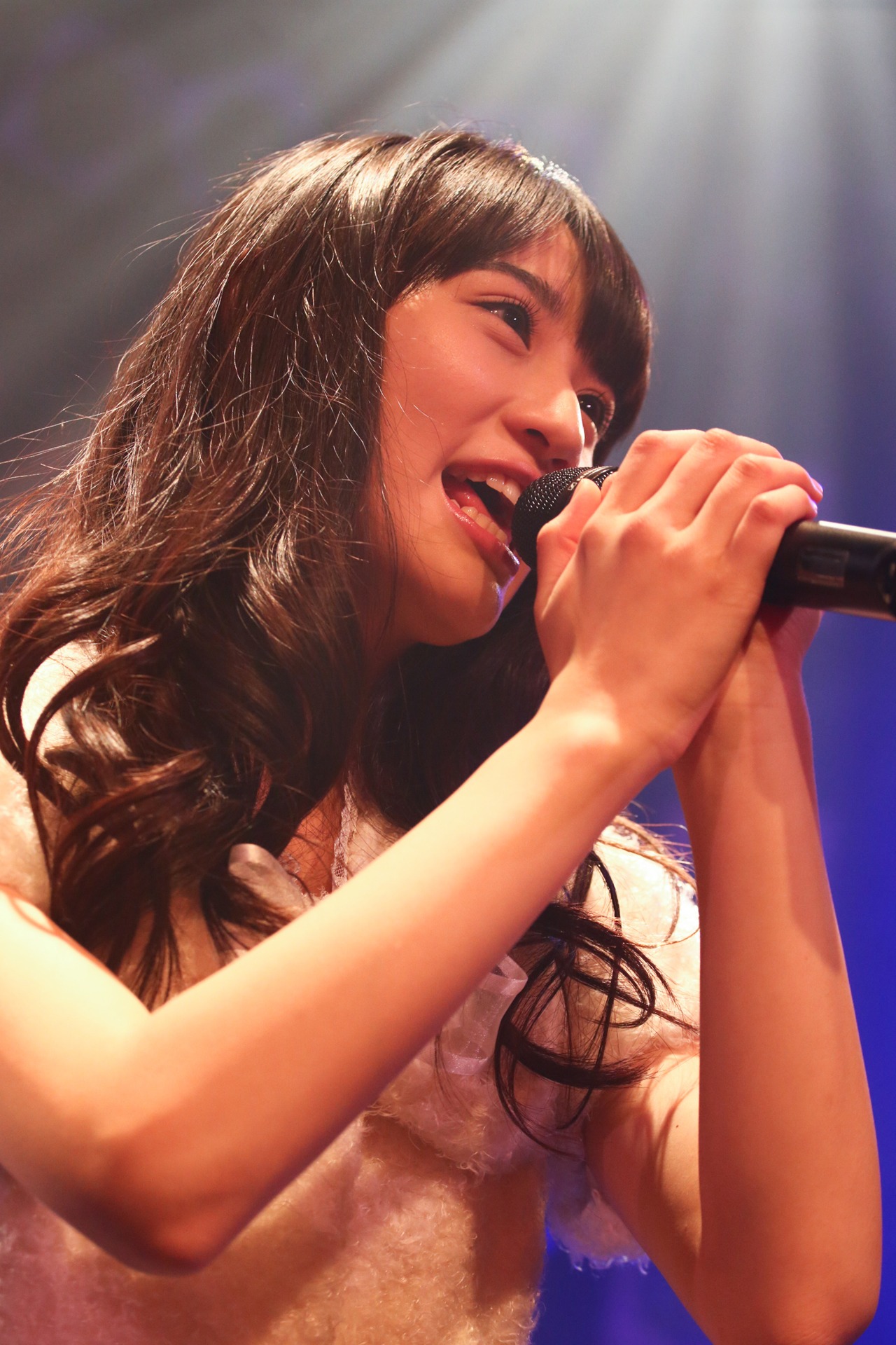 秋本帆華ソロ公演「夢の中のほのテル ～行ってみたいと思いませんか？fufufu♪～」の様子。（Photo by HIROKAZU）