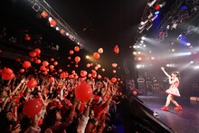 秋本帆華ソロ公演「夢の中のほのテル ～行ってみたいと思いませんか？fufufu♪～」の様子。（Photo by HIROKAZU）