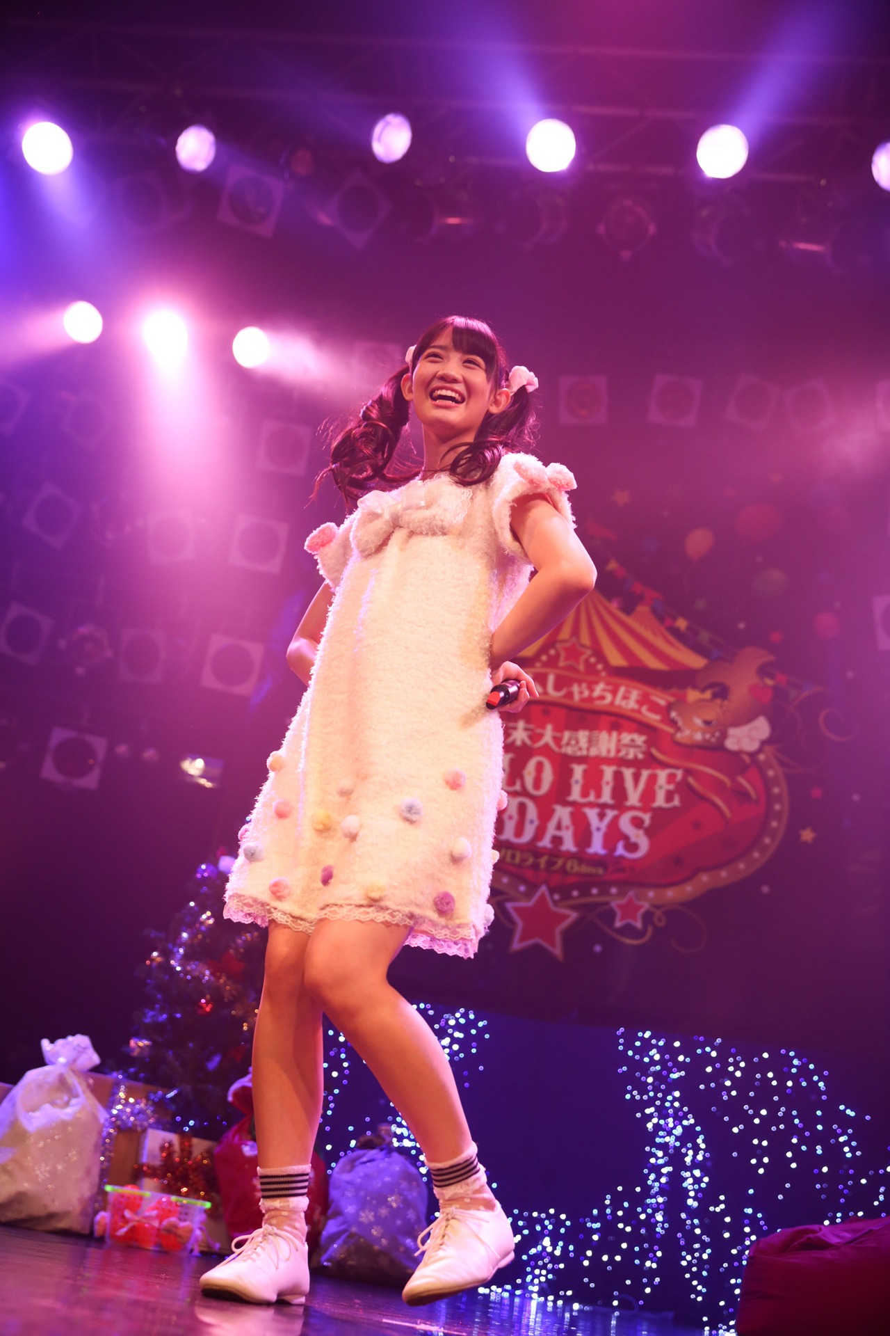 秋本帆華ソロ公演「夢の中のほのテル ～行ってみたいと思いませんか？fufufu♪～」の様子。（Photo by HIROKAZU）