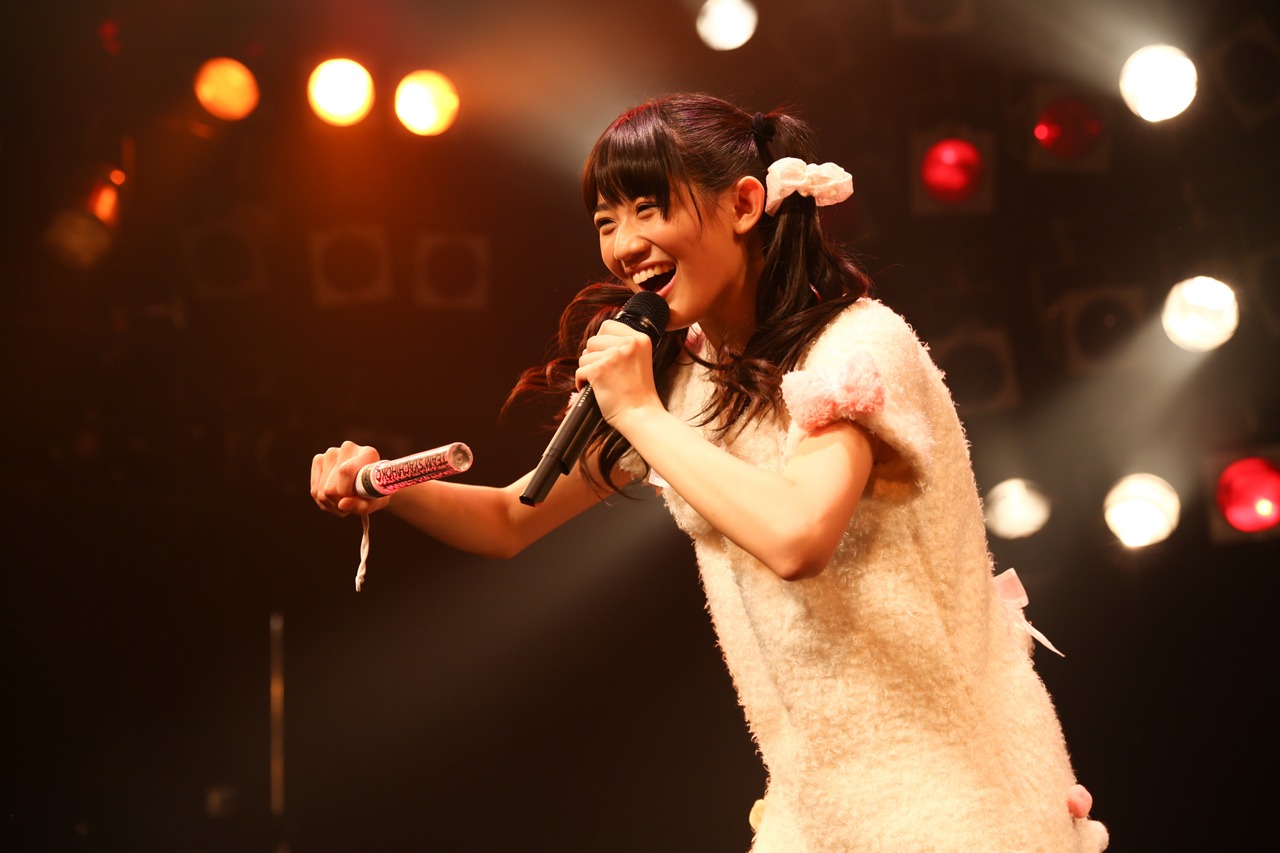 秋本帆華ソロ公演「夢の中のほのテル ～行ってみたいと思いませんか？fufufu♪～」の様子。（Photo by HIROKAZU）