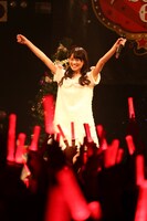 秋本帆華ソロ公演「夢の中のほのテル ～行ってみたいと思いませんか？fufufu♪～」の様子。（Photo by HIROKAZU）