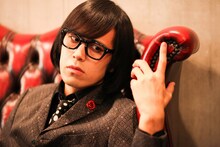 松永天馬。アーバンギャルド「ラブレター燃ゆ」MVのワンシーン。