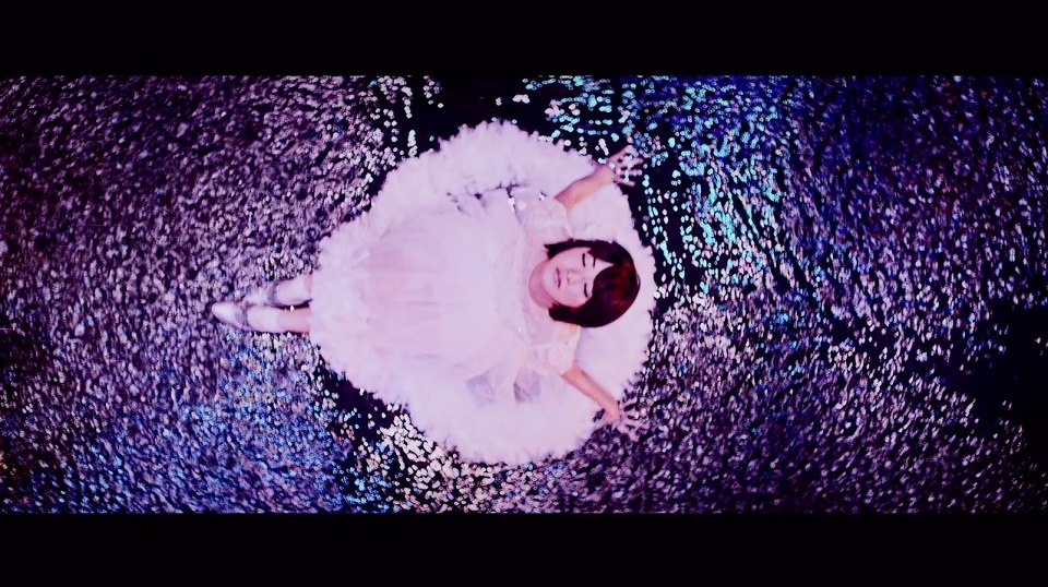 乃木坂46「悲しみの忘れ方」M」ミュージックビデオのワンシーン。