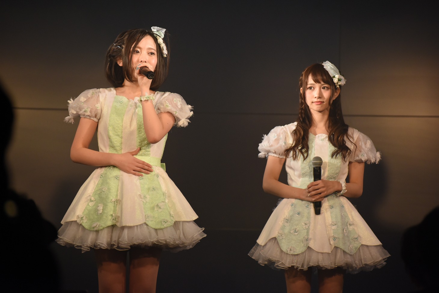 中野佑美による卒業発表の様子。